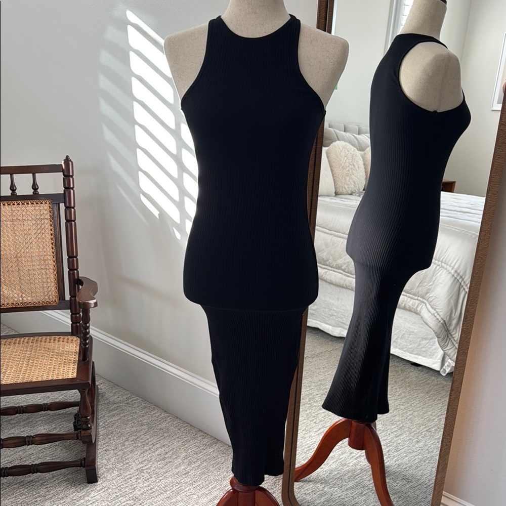 Sleek Black Sleeveless Midi Dress